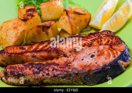 Gegrillter Lachs mit frischen Blatt Salat und Kartoffeln Stockfoto