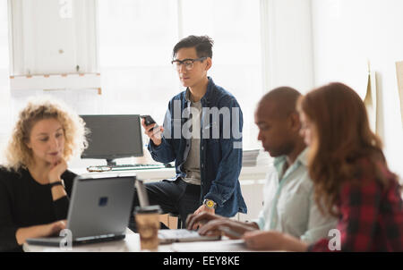 Porträt der Geschäftsmann mit Handy Stockfoto