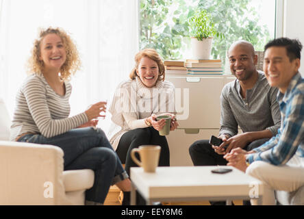 Gruppe von Freunden im Wohnzimmer hängen Stockfoto