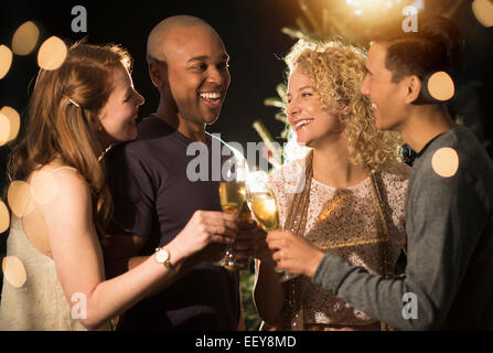 Freunde feiern Silvester Stockfoto