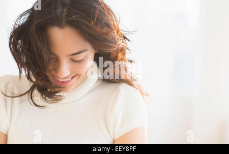 Lächelnde junge Frau schaut Stockfoto