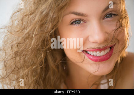 Porträt der fröhliche blonde Frau Stockfoto