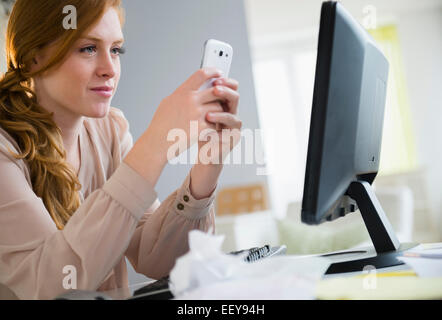 Junge Frau SMS Stockfoto