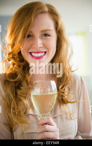 Porträt von attraktiven Frau mit Weinglas Stockfoto