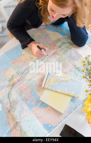 Junge Frau Planung Road-trip Stockfoto