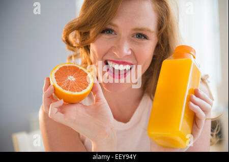 Porträt der Frau mit orange und Orangensaft Stockfoto