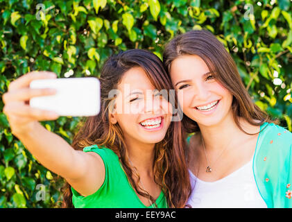 Porträt von Freundinnen (14-15) machen Selfie Stockfoto