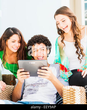 Gruppe von Freunden (14-15) mit digital-Tablette Stockfoto