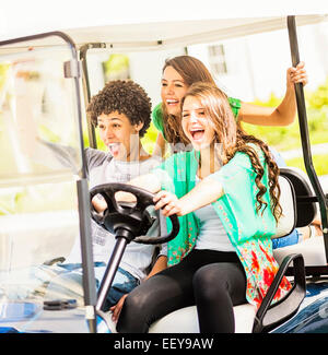 Jupiter, Florida, USA, Gruppe von Freunden (14-15) fahren golf cart Stockfoto