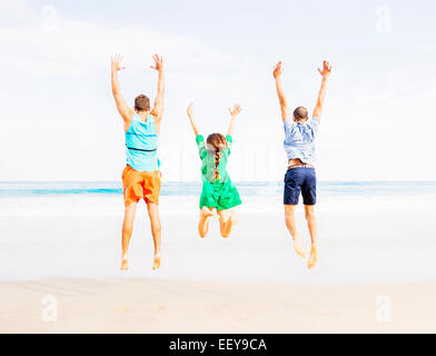 USA, Florida, Jupiter, junge Menschen springen auf Strand Stockfoto