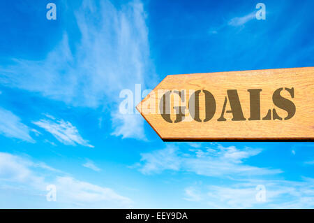 Holz Pfeilzeichen gegen klar blauen Himmel mit Ziele Nachricht, Business Perspektive Konzeptbild Stockfoto