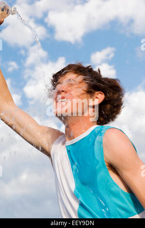 Junger Mann im Freien mit einer Flasche Wasser Stockfoto
