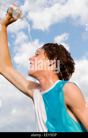 Junger Mann im Freien mit einer Flasche Wasser Stockfoto