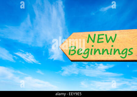 Holz Pfeilzeichen gegen strahlend blauen Himmel mit New Beginnings Botschaft Leben Veränderung Konzeptbild Stockfoto