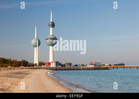Arabian Gulf Strand und die Kuwait Towers in Kuwait-Stadt, Nahost Stockfoto