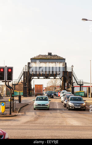 Gesellschaft zu überbrücken große Grimsby Town Ampel Autos Fahrzeuge Lincolnshire Humberside UK England Stockfoto