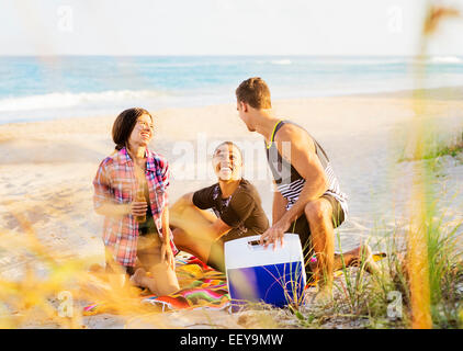 USA, Florida, Jupiter, junge Menschen entspannen am Strand Stockfoto