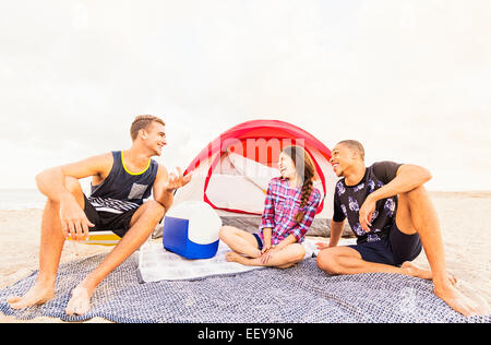 Junge Menschen entspannen am Strand Stockfoto