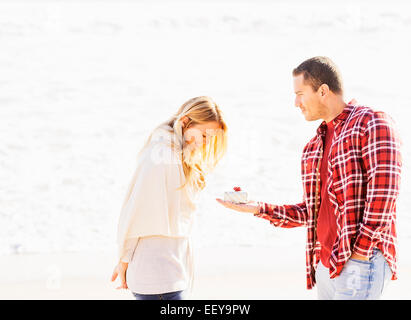 Mann und Frau am Strand vorhanden Stockfoto