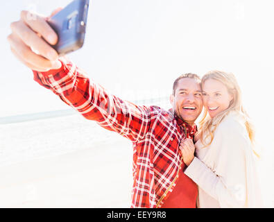 Paar nehmen Selfie am Strand Stockfoto