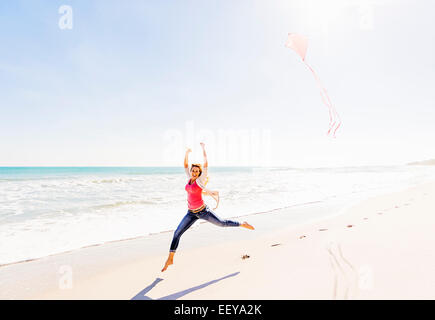 USA, Florida, Jupiter, Frau am Strand mit kite Stockfoto