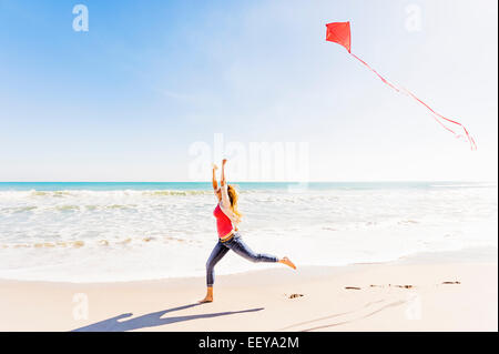 USA, Florida, Jupiter, Frau am Strand mit kite Stockfoto