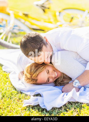 Paar auf Decke liegend Stockfoto