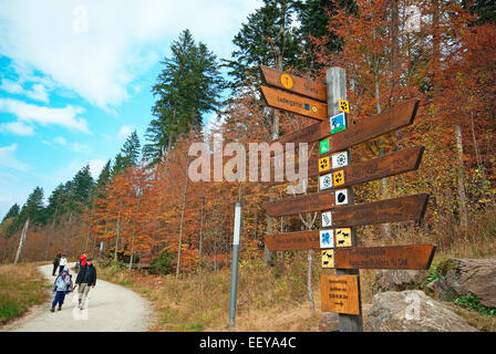 Besucher wandern und Pfad Zeichen im Nationalpark Bayerischer Wald, Bayerischer Wald, Bayern, Deutschland Stockfoto