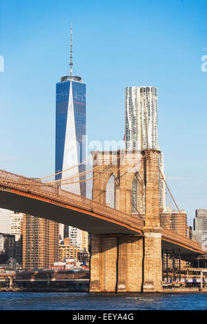 USA, New York State, New York City, Brooklyn Bridge und One World Trade Center Stockfoto