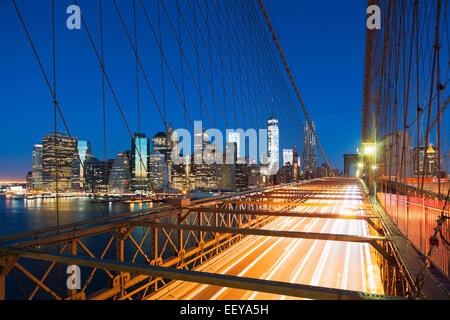 USA, New York State, New York City, beleuchtete Brooklyn Bridge bei Nacht Stockfoto