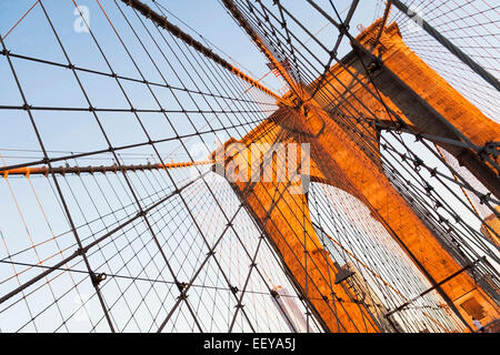 USA, New York State, New York City, niedrigen Winkel Ansicht der Brooklyn Bridge Stockfoto