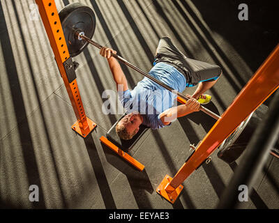 Junger Mann Bankdrücken Stockfoto