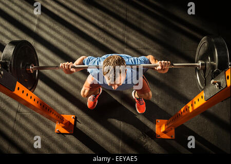 Reifer Mann tun Kniebeugen Stockfoto