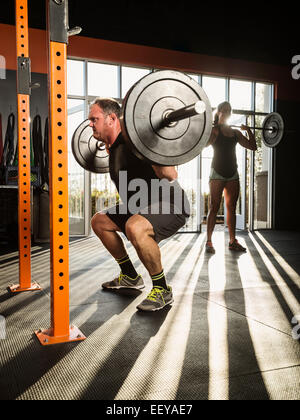 Mann und Frau im Fitness-Studio trainieren Stockfoto