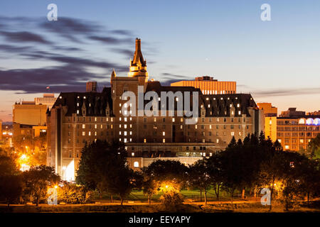 Kanada, Saskatchewan, Saskatoon, beleuchtete Burg in der Abenddämmerung Stockfoto