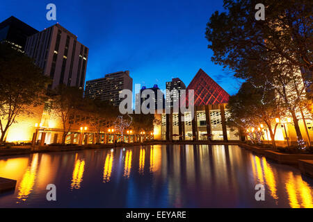 Kanada, Alberta, Edmonton, Edmonton City Hall Teich in der Abenddämmerung Stockfoto