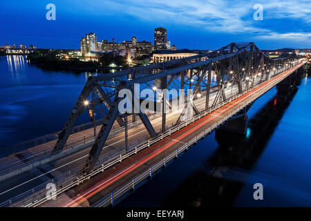 Kanada, Quebec, Ottawa, Alexandra Brücke und Fluss-Bank in der Abenddämmerung Stockfoto