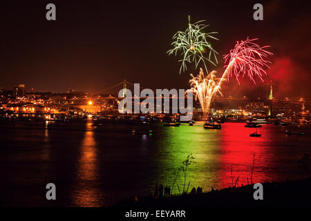 Kanada, Nova Scotia Halifax, Feuerwerk über dem Fluss Stockfoto