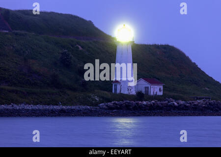 Kanada, Nova Scotia, Georges Insel Leuchtturm auf felsigen Küste im Morgengrauen Stockfoto