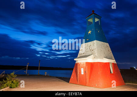 Kanada, Nova Scotia, Leuchtturm im Hafen in der Abenddämmerung Stockfoto