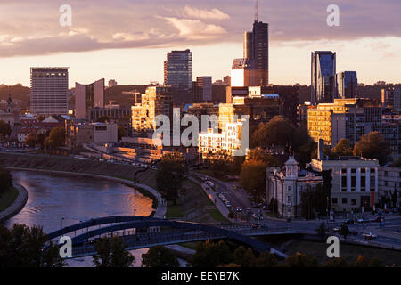 Litauen, Vilnius, Riverside Stadtbild mit Wolkenkratzern Stockfoto