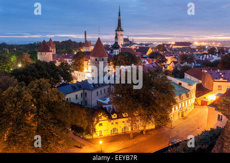 Estland, Tallinn, St. Olafs Kirche und umgebende Stadtbild in der Abenddämmerung Stockfoto