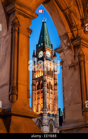 Kanada, Ontario, Ottawa, Parliament Hill, beleuchtete Peace Tower gesehen durch Spitzbogen Stockfoto
