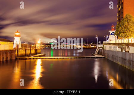 Kanada, New Brunswick, beleuchtet Johannes Coast Guard Base Leuchtturm gesehen vom Hafen Stockfoto