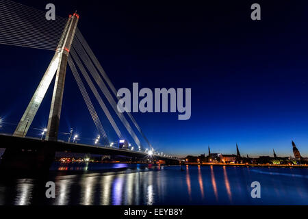 Lettland, Riga, Fluss Daugava, beleuchtete Vansu Brücke im Fluss Stockfoto