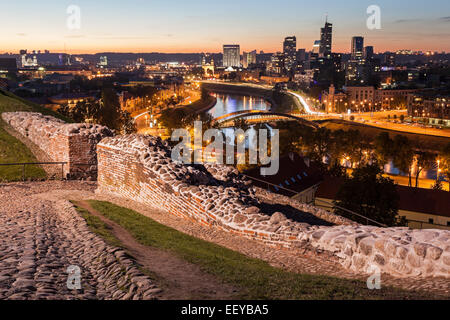 Litauen, Vilnius, beleuchtete Flussufer Stadtbild von Erhebung am gegenüberliegenden Ufer aus gesehen Stockfoto