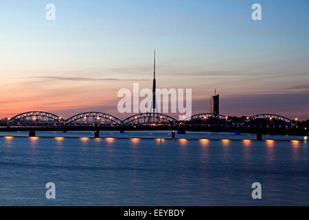 Lettland, Riga, Bogenbrücke und Riga Radio- und Fernsehturm bei Sonnenaufgang Stockfoto