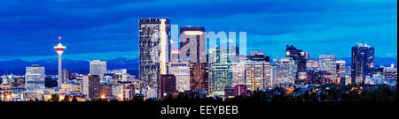 Kanada, Calgary, Panoramablick über die Stadt in der Abenddämmerung Stockfoto