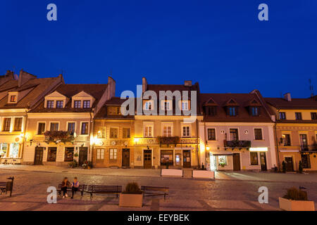 Polen, Woiwodschaft Świętokrzyskie, Sandomierz, Marktplatz bei Nacht Stockfoto