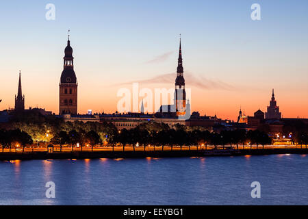 Lettland, Riga, Blick auf die Stadt über den Fluss Daugava Stockfoto